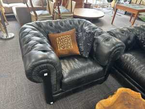Que Living three-piece Chesterfield-style black leather lounge suite - 2