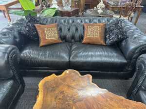 Que Living three-piece Chesterfield-style black leather lounge suite - 3
