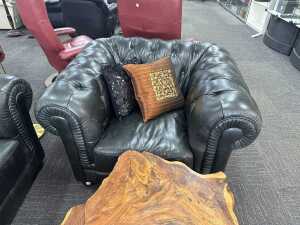 Que Living three-piece Chesterfield-style black leather lounge suite - 4