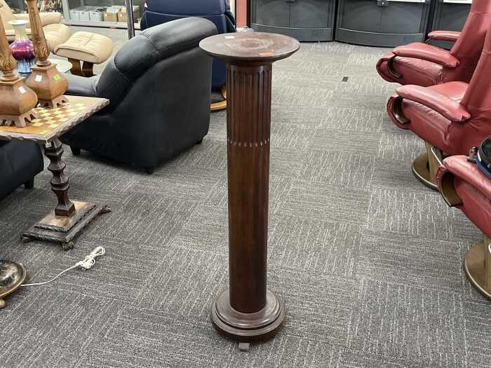 Fluted timber pedestal stand