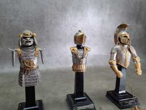 Five armoured warrior figures - 3