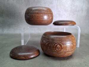 Japanese Go Stones Goishi black and white pieces in timber bowls - 2