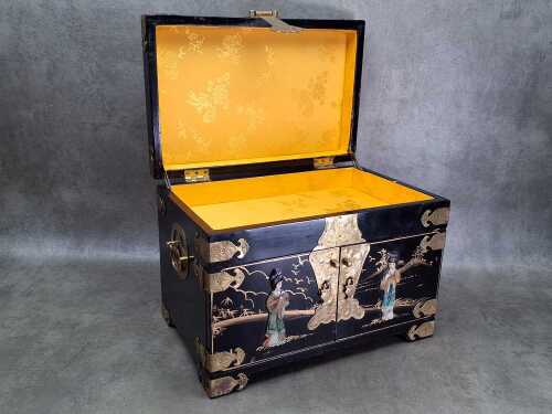 Vintage black lacquer Chinese jewelry box