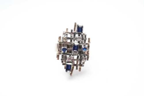 A vintage blue spinel ring in 9 carat yellow gold