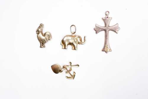 Three charms and a cross in 9 carat yellow gold