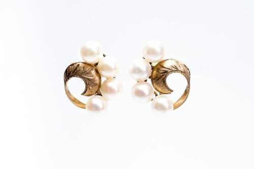 A pair of pearl earrings in 10 carat yellow gold