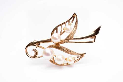 A vintage pearl brooch in 9 carat yellow gold