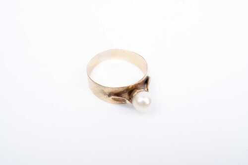 A vintage pearl ring in 9 carat yellow gold