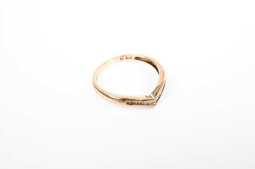A diamond ring in 9 carat yellow gold