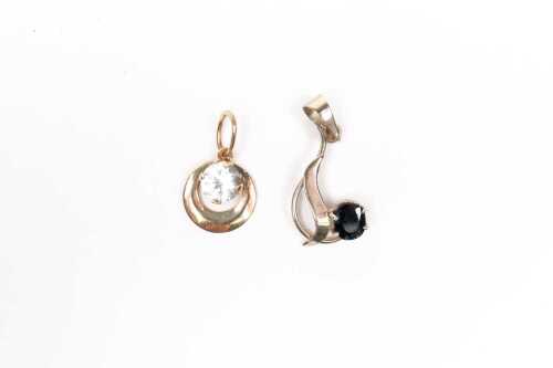 Two pendants in 9 carat yellow gold