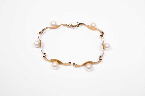 A vintage broken pearl bracelet in 9 carat yellow gold