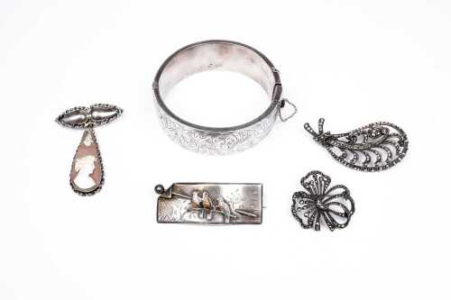 A collection of vintage jewellery in sterling silver