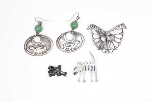 A collection of jewellery in sterling silver