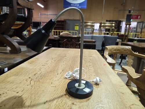 Adjustable desk lamp