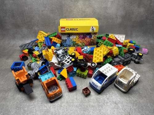 Group of loose LEGO and Duplo