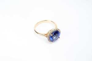 A tanzanite and diamond ring in 18 carat yellow gold - 2