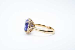 A tanzanite and diamond ring in 18 carat yellow gold - 3
