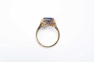 A tanzanite and diamond ring in 18 carat yellow gold - 4