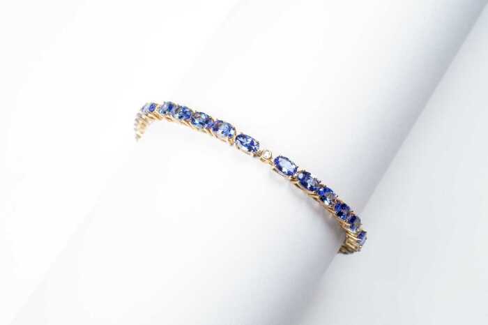 A tanzanite and diamond bracelet in 14 carat yellow gold