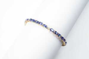A tanzanite and diamond bracelet in 14 carat yellow gold