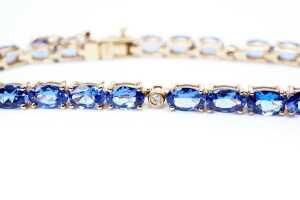 A tanzanite and diamond bracelet in 14 carat yellow gold - 3