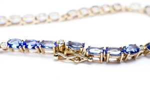 A tanzanite and diamond bracelet in 14 carat yellow gold - 4