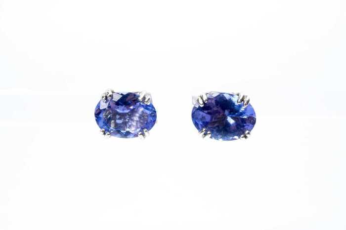 A pair of tanzanite stud earrings in 18 carat white gold