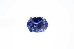A pair of tanzanite stud earrings in 18 carat white gold - 2