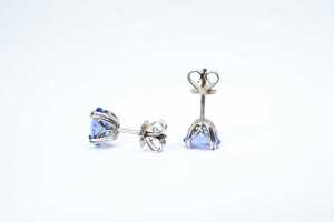 A pair of tanzanite stud earrings in 18 carat white gold - 3