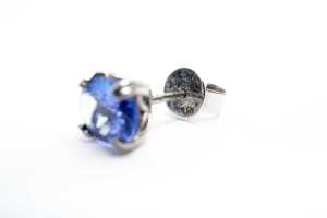 A pair of tanzanite stud earrings in 18 carat white gold - 5