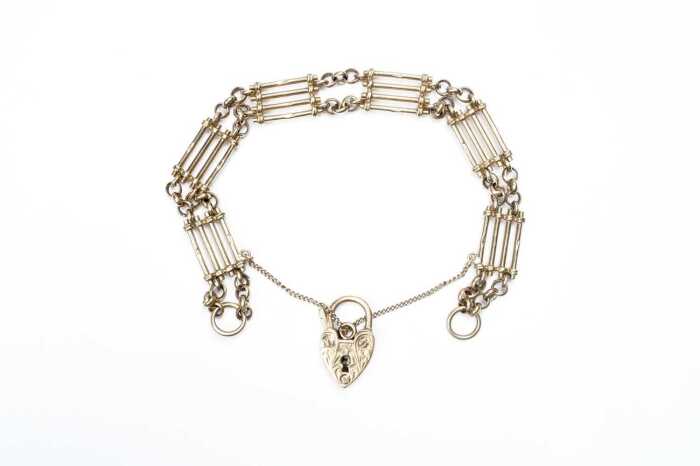 An antique gate bracelet in 9 carat yellow gold