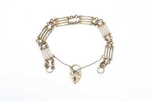 An antique gate bracelet in 9 carat yellow gold