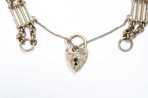 An antique gate bracelet in 9 carat yellow gold - 2