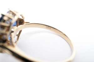 A sapphire and diamond ring in 14 carat yellow gold - 5