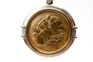 A 22 carat 1915 half sovereign in a 9 carat diamond pendant - 2