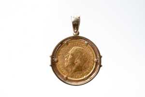 A 22 carat 1915 half sovereign in a 9 carat diamond pendant - 4