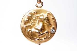 An antique diamond horse locket in 18 carat yellow gold. - 2