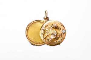 An antique diamond horse locket in 18 carat yellow gold. - 4