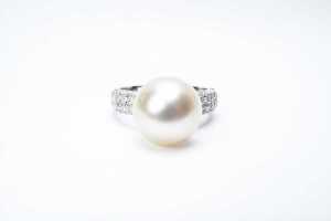 A pearl and diamond ring in 14 carat white gold - 2
