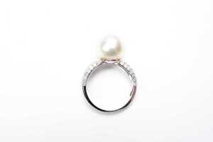A pearl and diamond ring in 14 carat white gold - 4