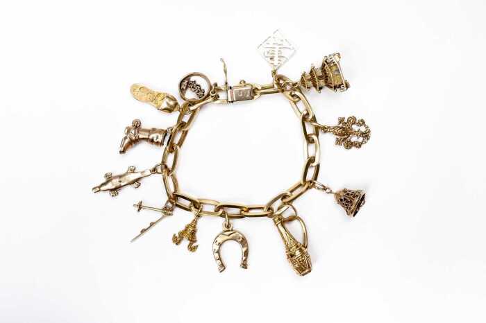 A charm bracelet in 18 carat yellow gold