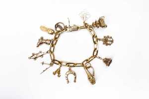 A charm bracelet in 18 carat yellow gold