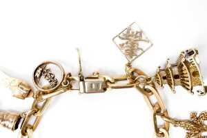 A charm bracelet in 18 carat yellow gold - 2