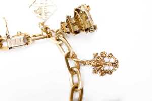 A charm bracelet in 18 carat yellow gold - 3