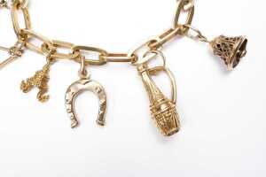 A charm bracelet in 18 carat yellow gold - 4
