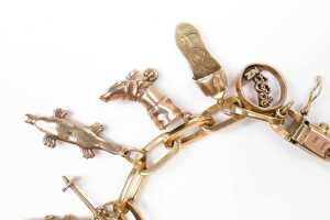 A charm bracelet in 18 carat yellow gold - 5