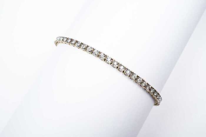 A diamond bracelet in 9 carat yellow gold