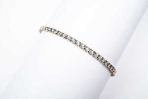A diamond bracelet in 9 carat yellow gold