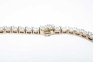 A diamond bracelet in 9 carat yellow gold - 4