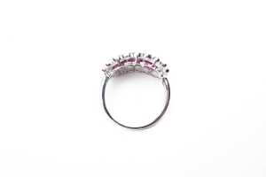 A ruby and diamond ring in 14 carat white gold - 4